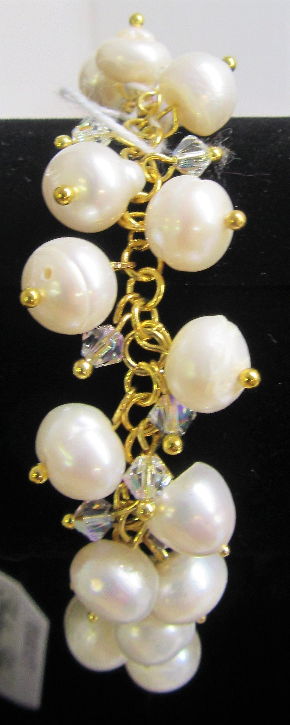 Beautiful handcrafted bracelet with freshwater pearls and swarovski crystals
